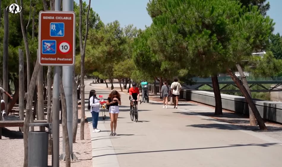 Acera bici y prioridad peatonal