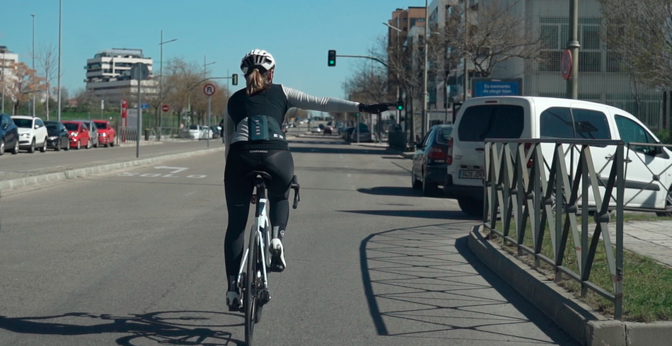 Señal ciclista de giro con el brazo extendido