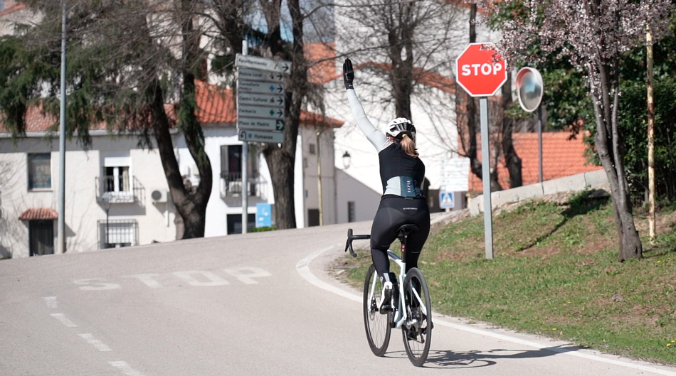 Señal ciclista de parada con brazo y mano en alto