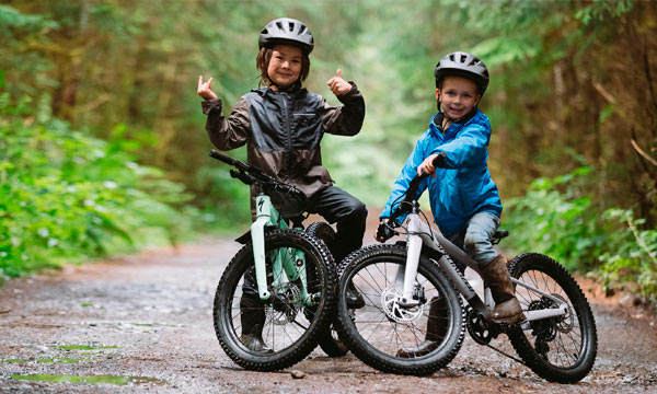 Cómo enseñar a montar en bicicleta a niños y adultos