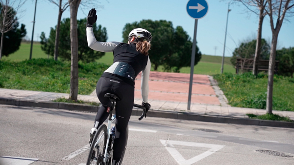 Señales ciclistas manuales que todo el mundo debe conocer